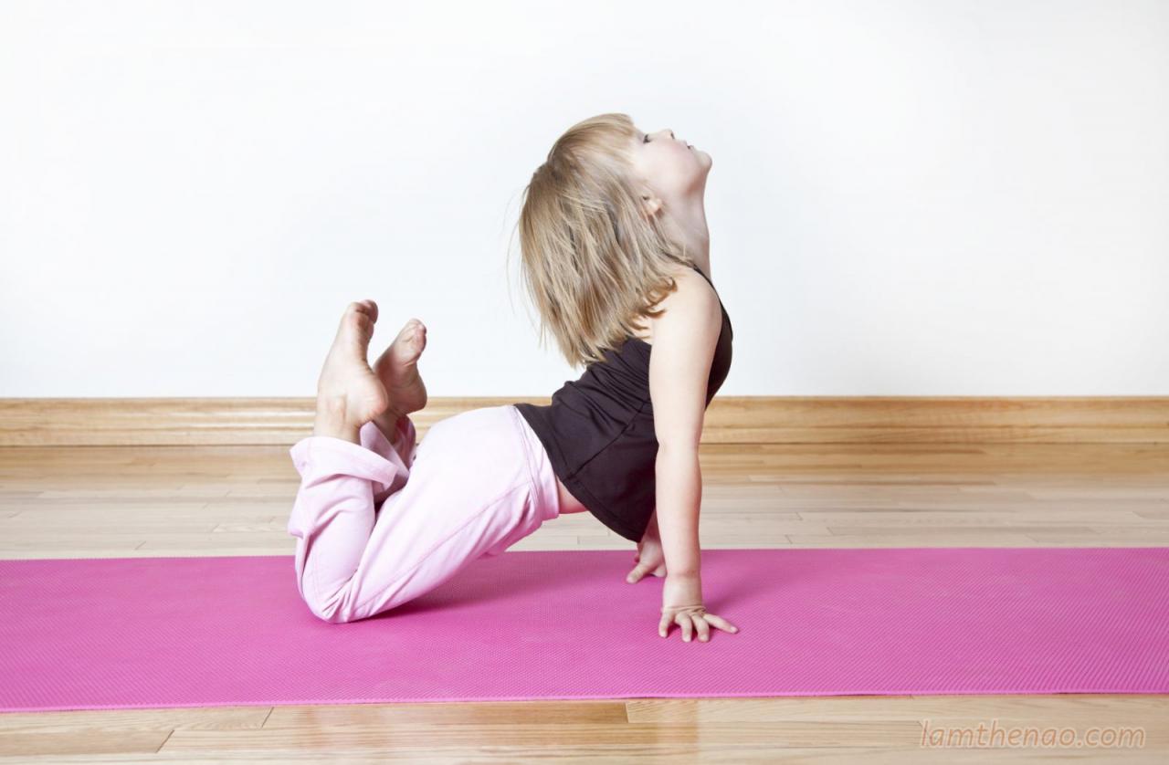 trẻ tập yoga