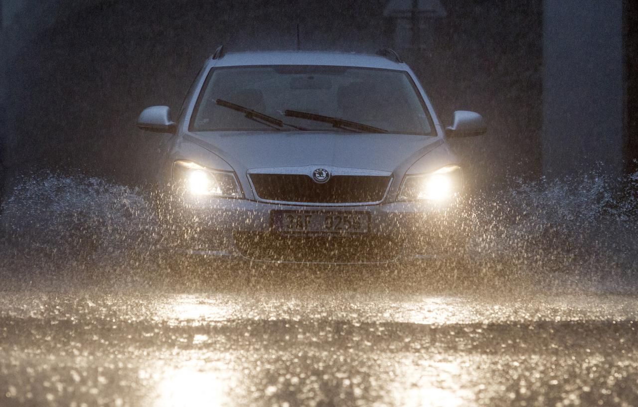 Cẩn thận lái xe ngày mưa bão cùng những kinh nghiệm nằm lòng