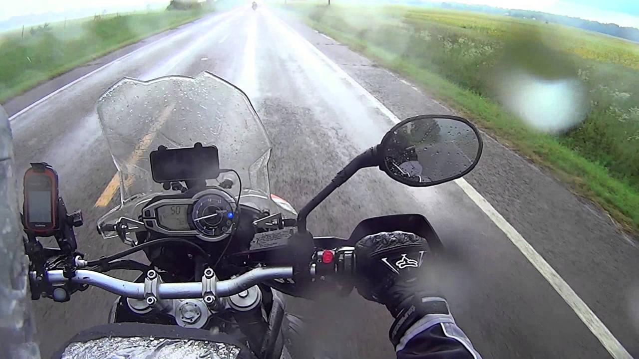 Kinh nghiệm lái xe máy an toàn ngày mưa bão