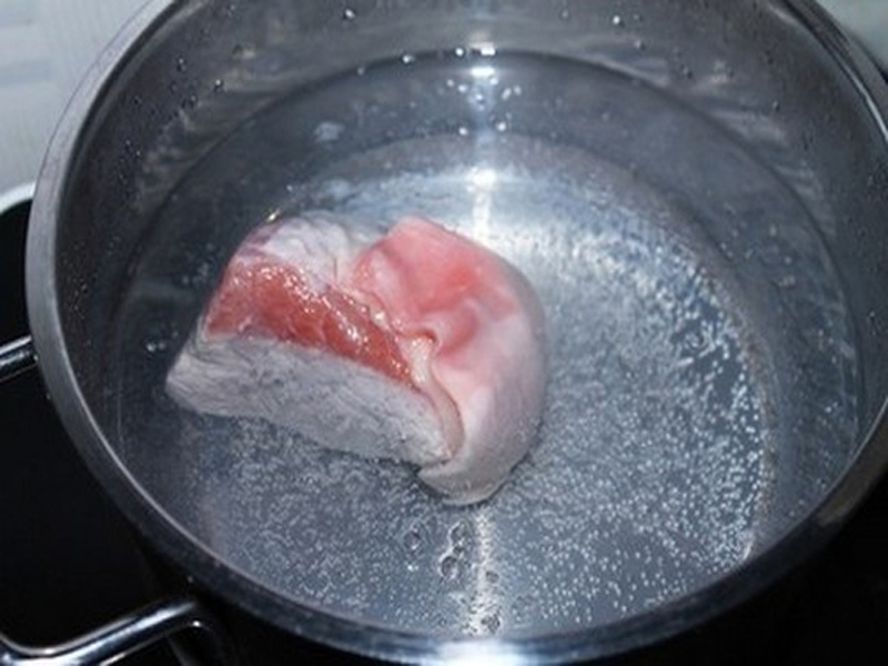 Luộc hay chần thịt lợn bằng nước sôi có thể loại bỏ hóa chất hay không?