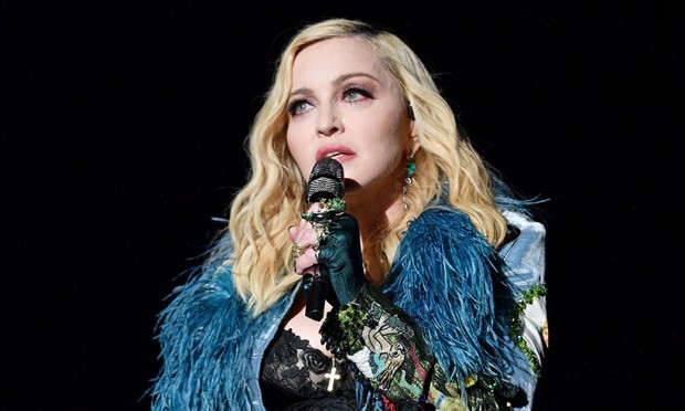 Tút lại vòng một khiêm tốn, chảy xệ với 5 động tác Yoga này của ‘nữ hoàng nhạc pop’ Madonna - Ảnh 2.