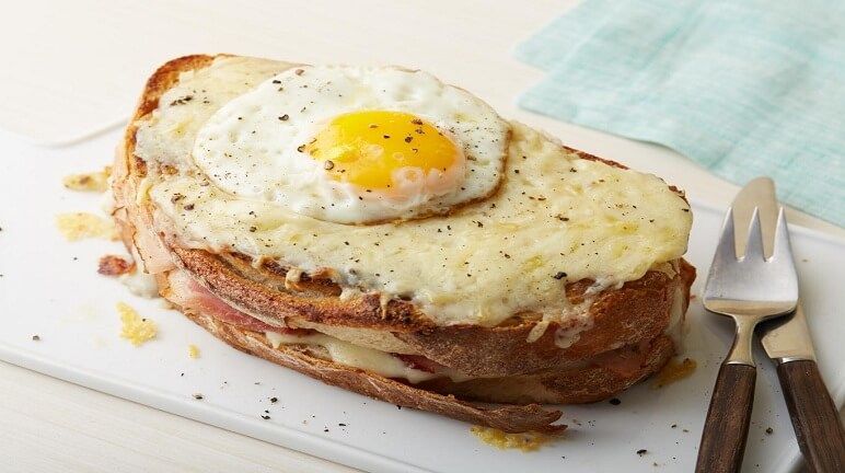 Bữa sáng ngon lành với bánh mì nướng.