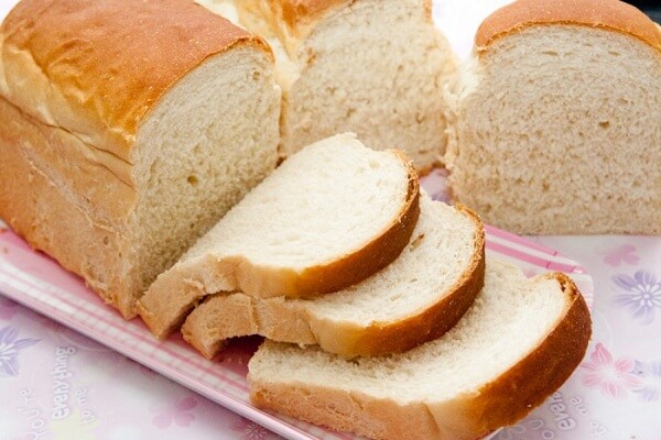 Bữa sáng ngon lành với bánh mì nướng.