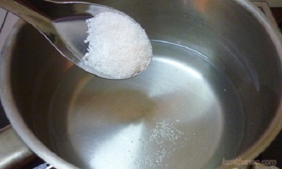 Đun nước dừa với đường để làm thạch dừa xiêm