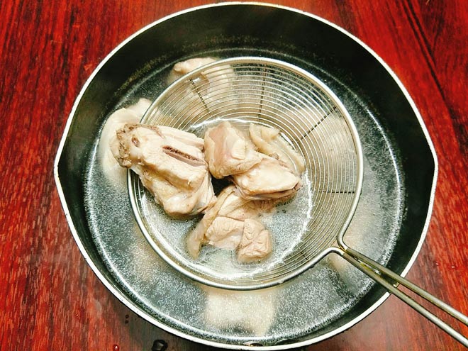 Canh thịt gà nấu nấm hương bồi bổ cho cả gia đình