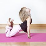 trẻ tập yoga