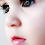 Lợi bất cập hại vì mẹ thẳng tay cắt lông mi của con
