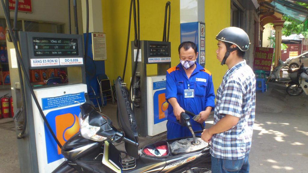 Kinh nghiệm khi mua xăng: Đừng bao giờ đổ đầy bình