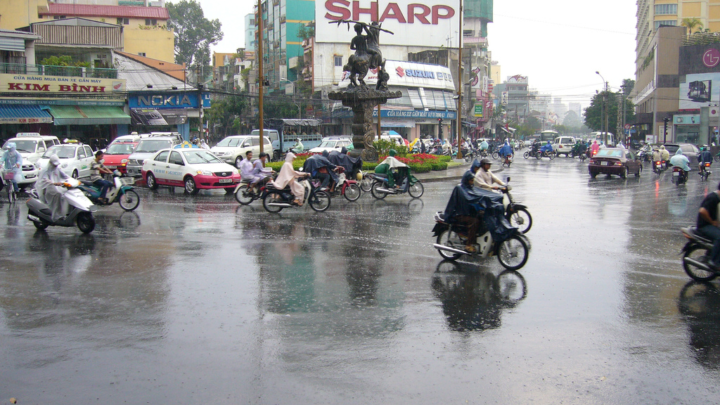Kinh nghiệm lái xe máy an toàn ngày mưa bão
