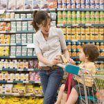 Mách mẹ cách ứng phó bé mè nheo khi đi siêu thị