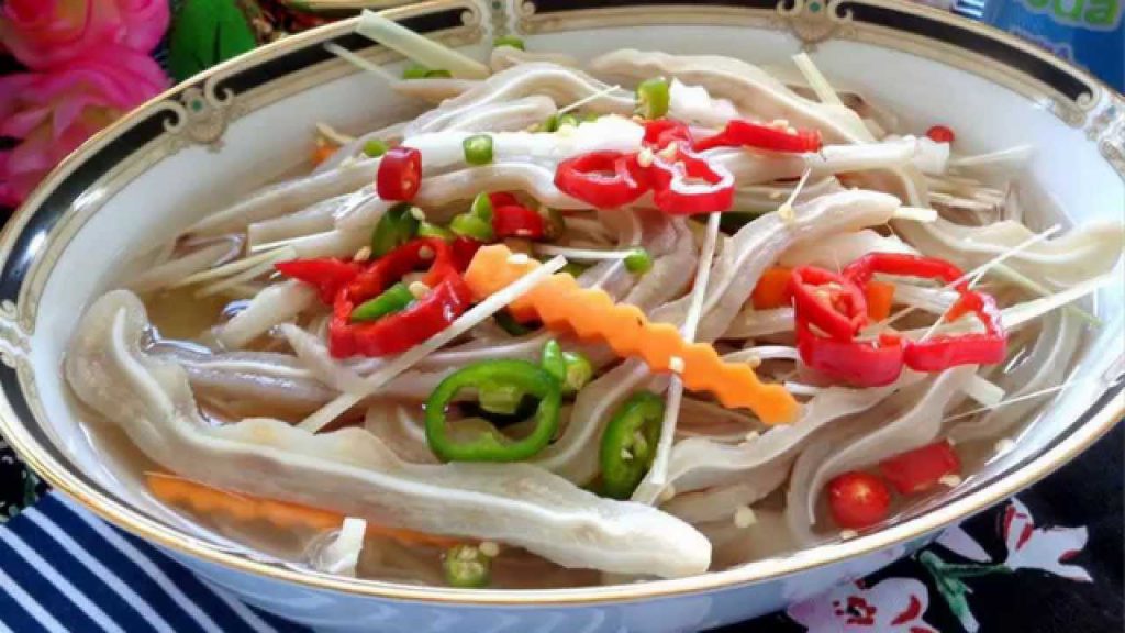 Gỏi tai heo ngâm dấm giòn tan đậm vị chua ngọt