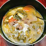 Canh dưa chua nấu dải sườn bò nóng nghi ngút đưa cơm