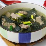 Rong biển nấu với thịt bò, khói bay nóng hổi, cả nhà đưa cơm