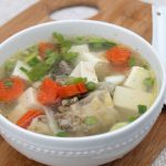 Ngon cơm với canh gà nấu đậu phụ và rau củ