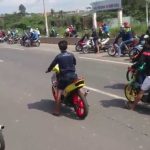 Đua xe máy trái phép sẽ bị tước giấy phép lái xe và tịch thu xe.