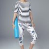 Chỉ 1 chiếc áo phông kẻ, cô nàng này đã có đến 21 cách mặc khác nhau hợp với mọi hoàn cảnh