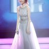 Mặc váy đẹp, trang điểm xinh nhưng Hari Won lại khác lạ với chiếc mũi cao thon bất ngờ - Ảnh 12.