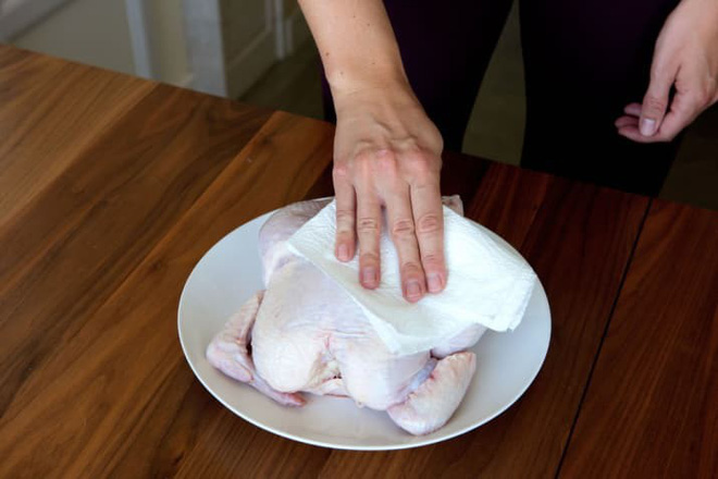 Muốn lớp da giòn rụm cứ cho gà “ngồi” lên lon bia rồi đưa vào lò nướng, 1 tiếng sau kết quả chỉ có gọi là ngon ngất ngây - Ảnh 2.
