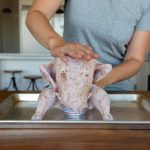 Muốn lớp da giòn rụm cứ cho gà “ngồi” lên lon bia rồi đưa vào lò nướng, 1 tiếng sau kết quả chỉ có gọi là ngon ngất ngây - Ảnh 5.