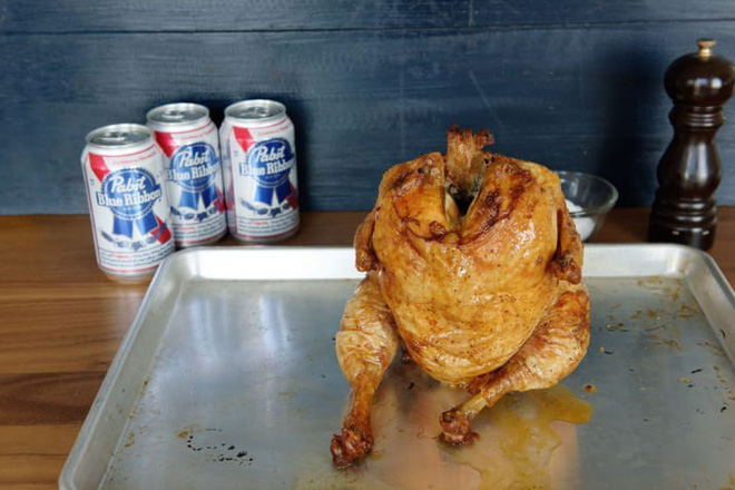 Muốn lớp da giòn rụm cứ cho gà “ngồi” lên lon bia rồi đưa vào lò nướng, 1 tiếng sau kết quả chỉ có gọi là ngon ngất ngây - Ảnh 1.