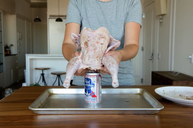 Muốn lớp da giòn rụm cứ cho gà “ngồi” lên lon bia rồi đưa vào lò nướng, 1 tiếng sau kết quả chỉ có gọi là ngon ngất ngây - Ảnh 4.