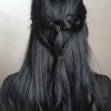 Dù có nhiều màu tóc nhuộm thì mái tóc đen dài vẫn là “vũ khí gây thương nhớ” của phái đẹp